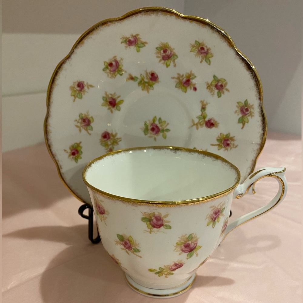 EUC Vtg Royal Albert Bone China Teacup and Saucer in Pink Rosebud Pattern